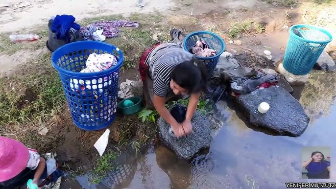 Lavaderos públicos: Mujer lavando ropa en un barreño