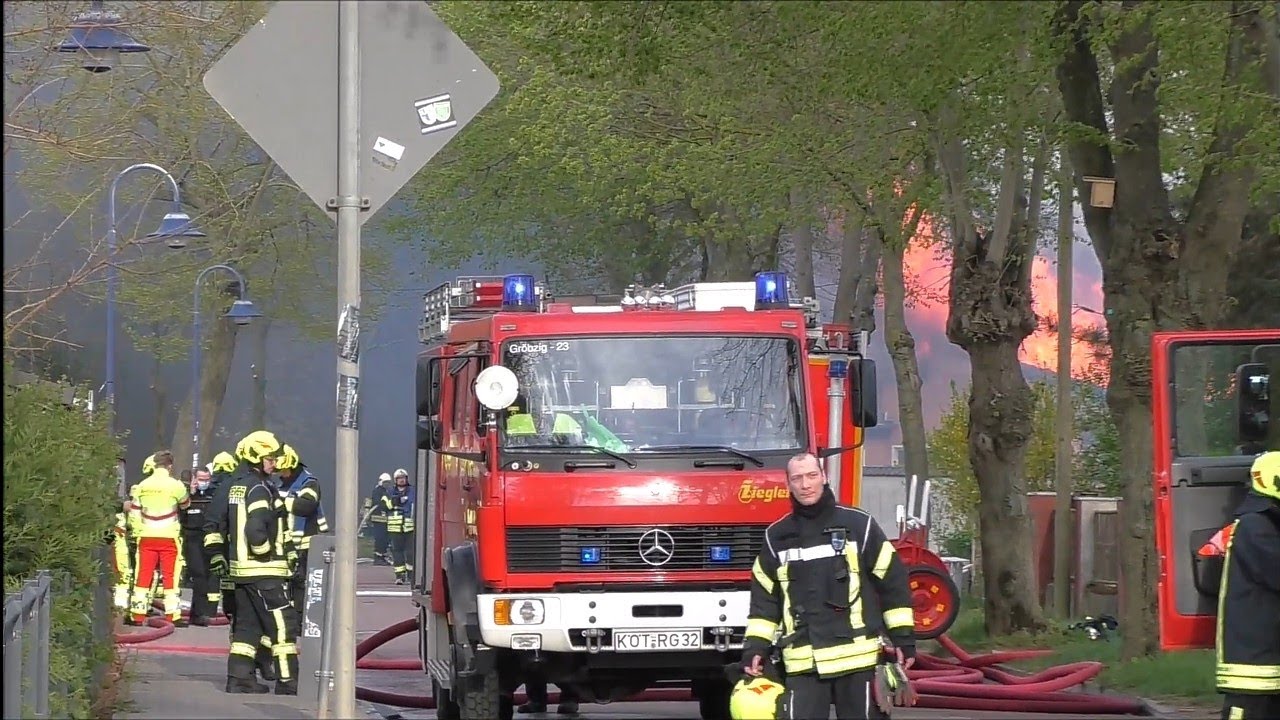 [FIRMA UND WOHNHAUS BRENNEN NIEDER] Großfeuer in Arensdorf bei Köthen Einsatzfahrten + Pendelverkehr