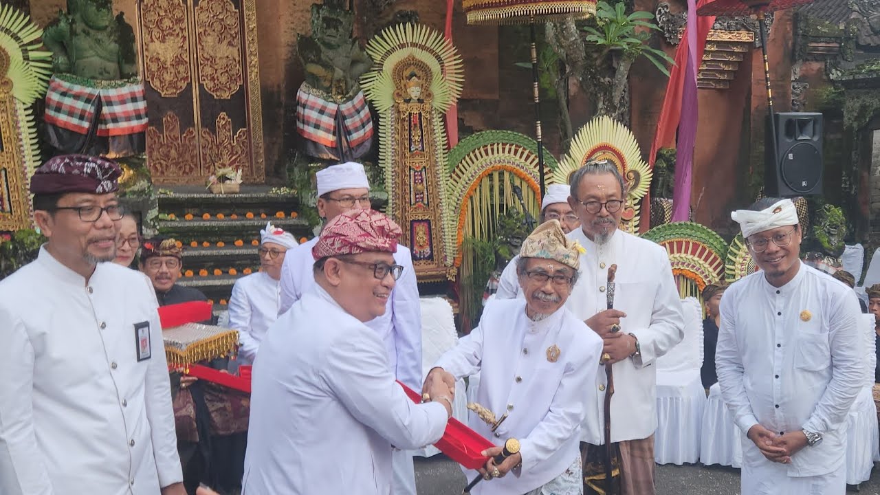 PURI-PURI SE BALI TEDUN DI PURI AGUNG PELIATAN DIANUGERAHI TONGKAT MADYAMA WIDYA RAJAKERTHA