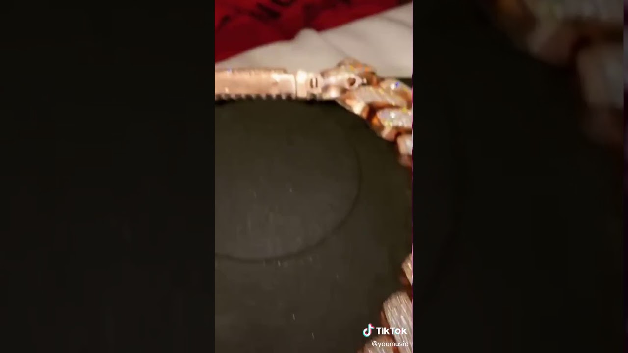 6ix9ine drops 1 million dollars on a chain 👑😱🤯