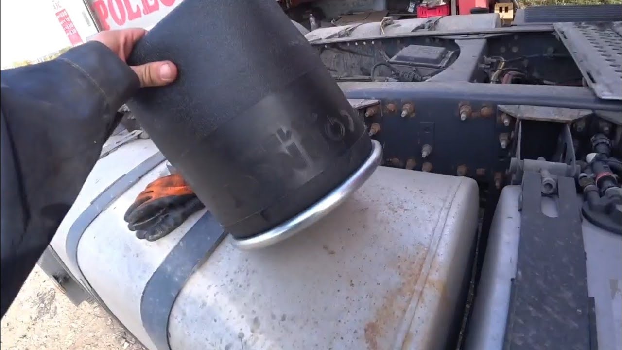 VOLVO FH устраняем утечку воздуха/ Замена пневмоподушки на полуприцепе ...