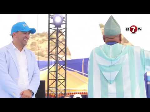 Impressive… A citizen shares the stage with Minister Lahcen Saadi in Essaouira