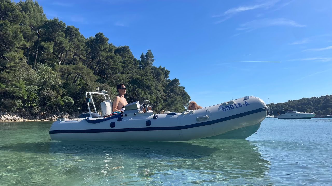 Bootsurlaub Insel Rab mit Dachzelt und Buppy dem Pudel