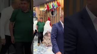 Kıyafeti Nedeniyle Aşağılanan Belediye Başkanının Görüntüsü Olay Oldu