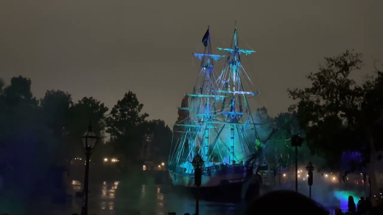 Fantasmic￼ 2022 bridge over the Pirates of the Caribbean (POV)￼