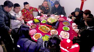 【超小厨】四川农村的年夜饭，拍全家福给压岁钱放烟花，鸡鸭鱼肉一大桌年味十足！