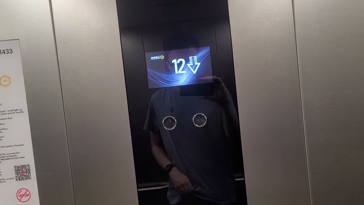 Stara i nowa winda w Collegium Altum, Poznań