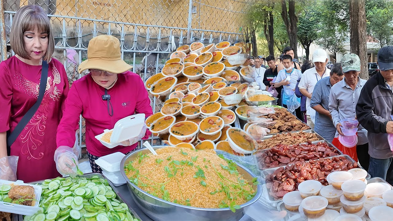 Người Lạ Gửi Tiền Bếp Cơm Trưa miễn phí tặng Bà Con những Ngày Cận Tết 2026 trước cổng viện Nhi.