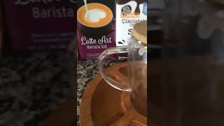 حليب جوز الهند مع كوكتيل ومكعبات القهوة المفلترة espireso