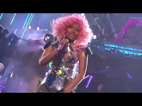 David Guetta Ft Nicki Minaj Turn Me On And Super Bass Live At AMA 2011
