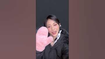 I got you with a mystery item🧤#TWICE #트와이스 #쯔위 #TZUYU #IGOTYOU🤝 #WithYOUth❤‍🔥