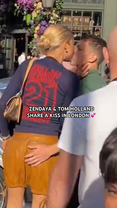 Zendaya & Tom Holland Share A KISS In London 💕