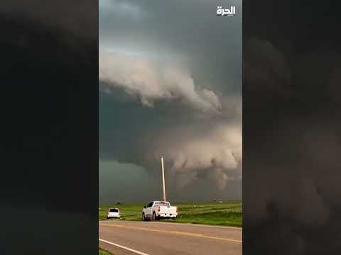 لحظة تكو ن إعصار فوق بلدة في ولاية أوكلاهوما