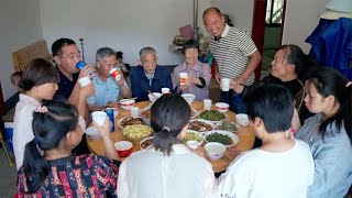 桃子爸妈进山掰竹笋买点菜去幺舅家打平伙这大家子随时像过年【渝乡桃子】