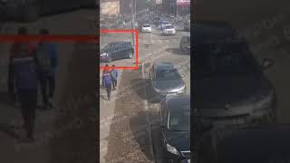 Жах! Авто влетіло у маму з дітьми у Вінниці. Момент ДТП