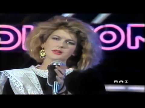 Valerie Dore - Get Closer (Live) incl Lyrics