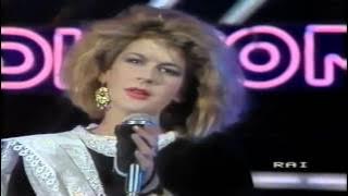 Valerie Dore - Get Closer (Live) incl Lyrics
