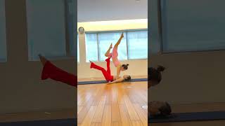 Acro yoga! #flowyoga #classyoga #yogalife #dowhatmakesyouhappy #yogapractice