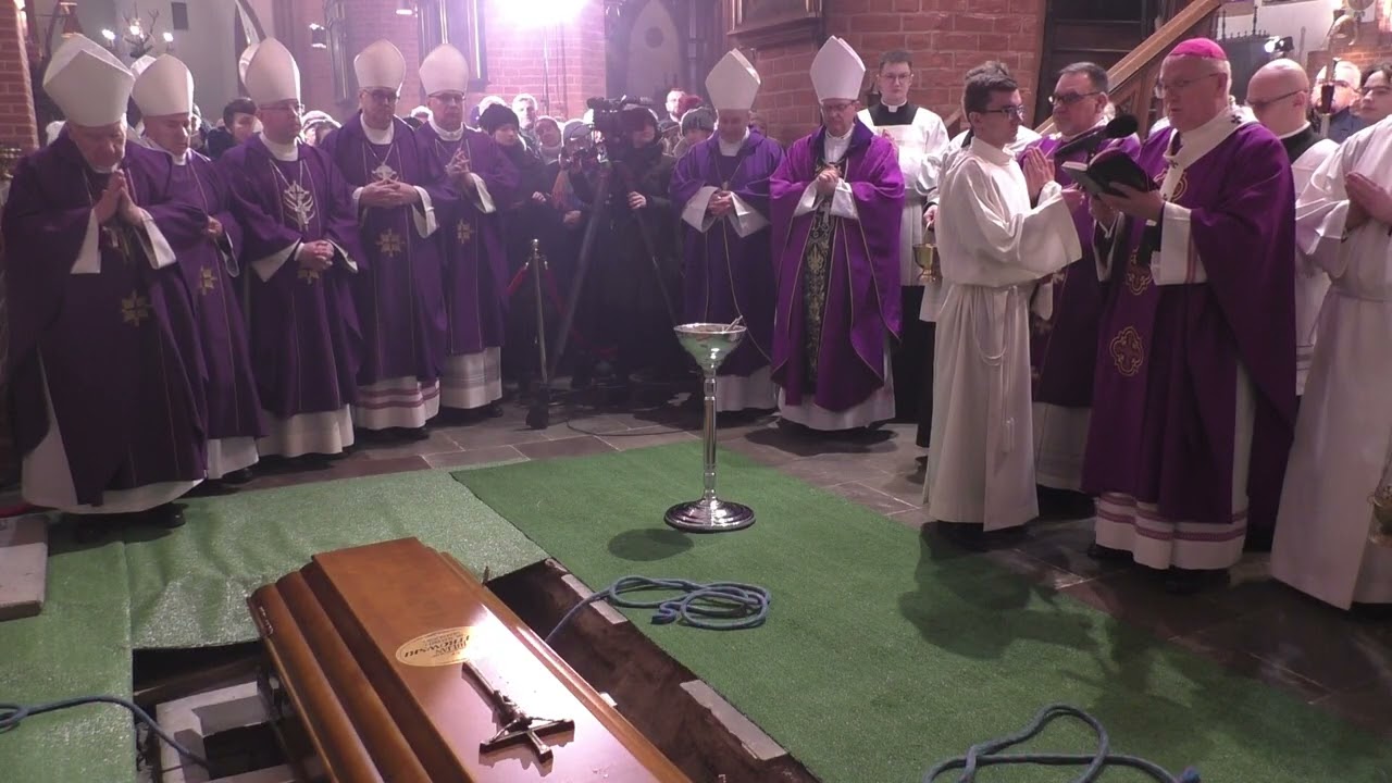 Pochówek zmarłego bp. Juliana Wojtkowskiego