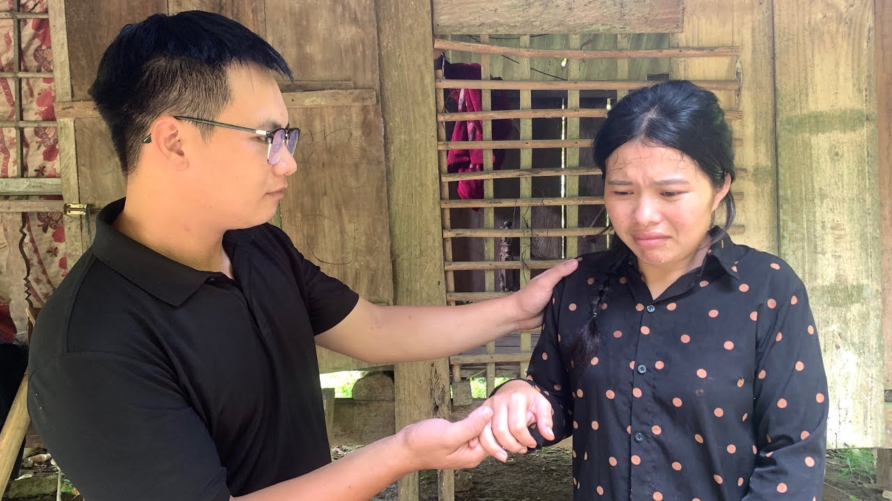 Добрый человек неожиданно сделал девочке подарок, от которого она расплакалась.