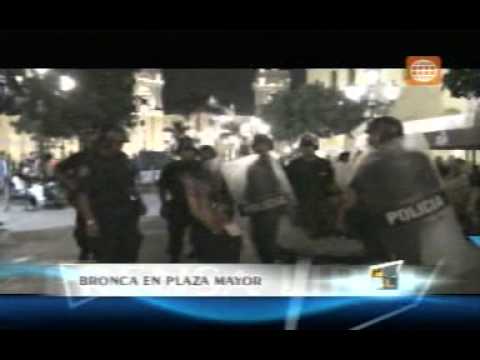 Agresion de la policia en besos contra la homofobia