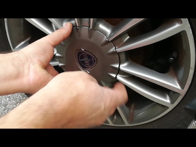 Cerchio in lega Lancia Ypsilon riparazione copri mozzo - Lancia Ypsilon  alloy wheel hub cover repair 