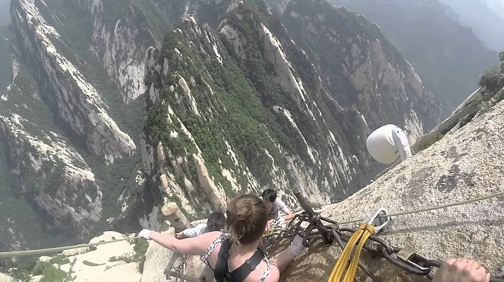 华山 Hua Shan Cliffside Plank Walk - DayDayNews