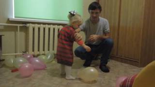 Лопаем шарики апельсином - Аня, Дима и Сашенька