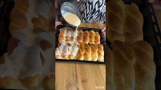 Булочка с сгушенном молоком и кокосовой стружкой