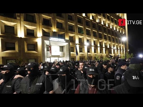 გვიან ღამით დასრულდა საპროტესტო აქცია პარლამენტთან და მის მიმდებარე ტერიტორიაზე