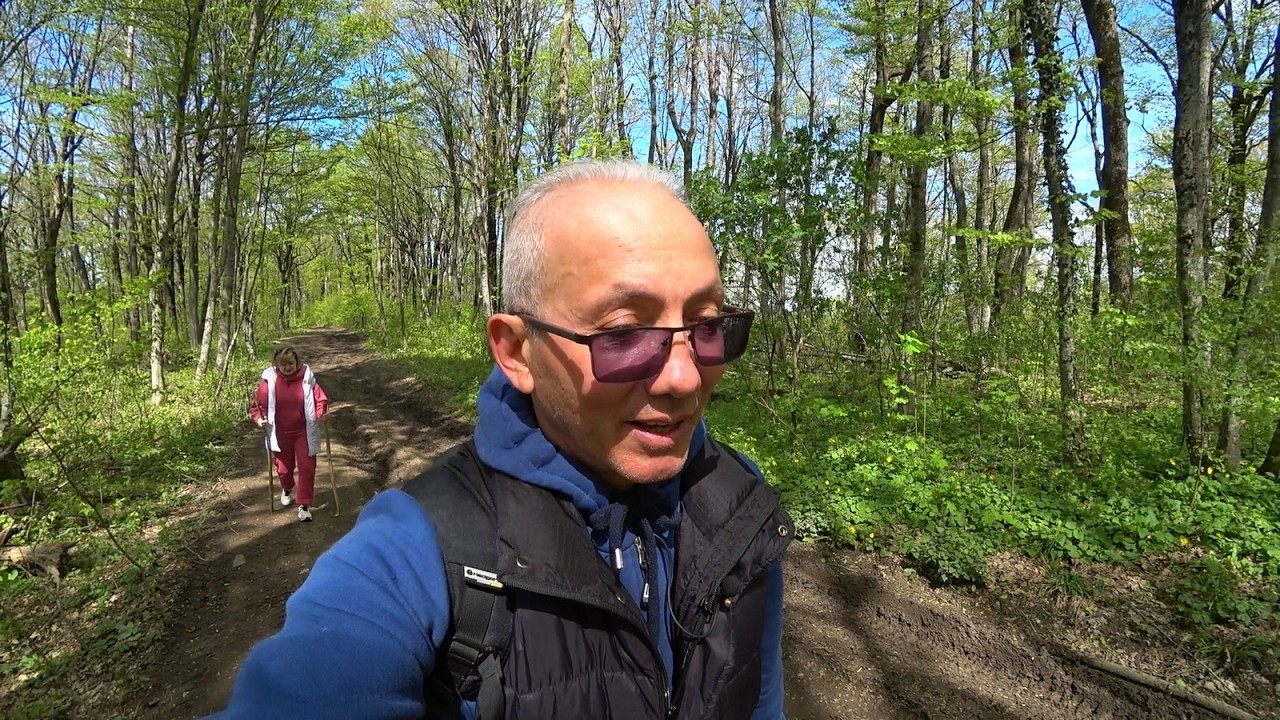 Достал для Люды Скандинавские палки.