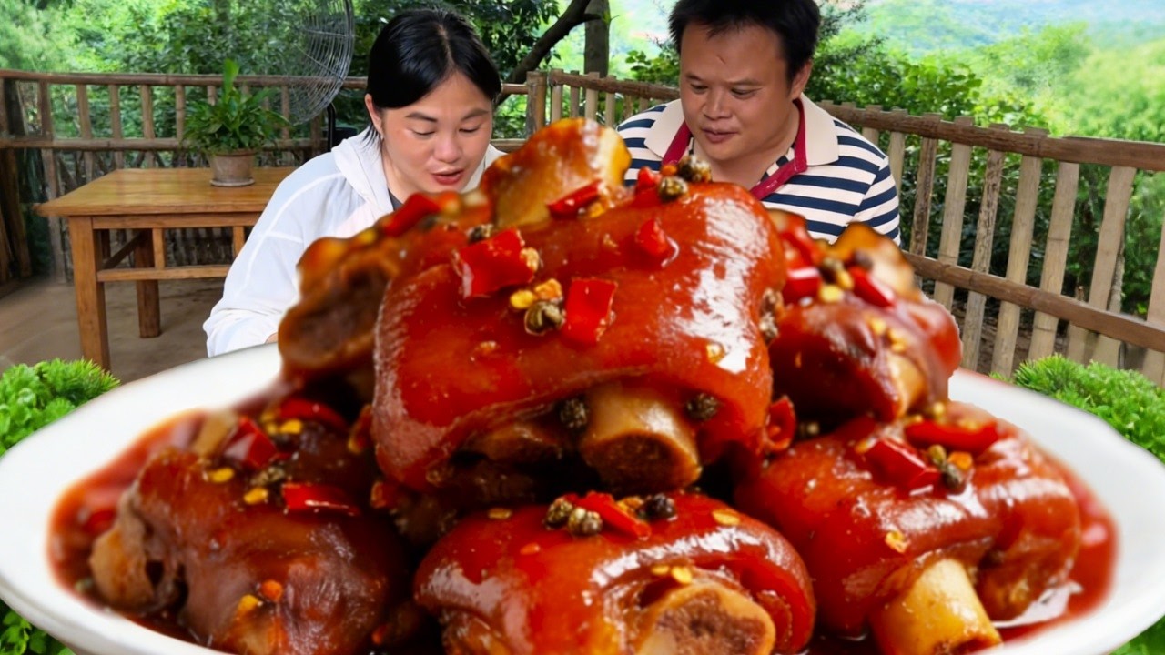 猪脚扣的魅力，广西特色，酸甜软烂让人回味无穷！ 【农人小永】#我的乡村生活 #抖音新农人 #乡村味道 #乡村美食