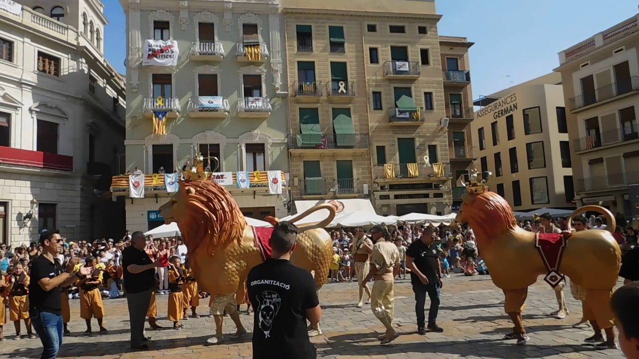 El Lleó petit i el Lleó de Reus ballen al Mercadal