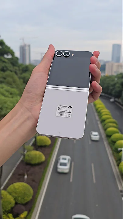 Samsung's foldable phone has arrived, and the outdoor unboxing shows the stylish appearance of