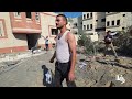 مواطنون يتفقدون منزلاً دمرته غارة جوية إسرائيلية في مخيم خان يونس جنوب قطاع غزة
