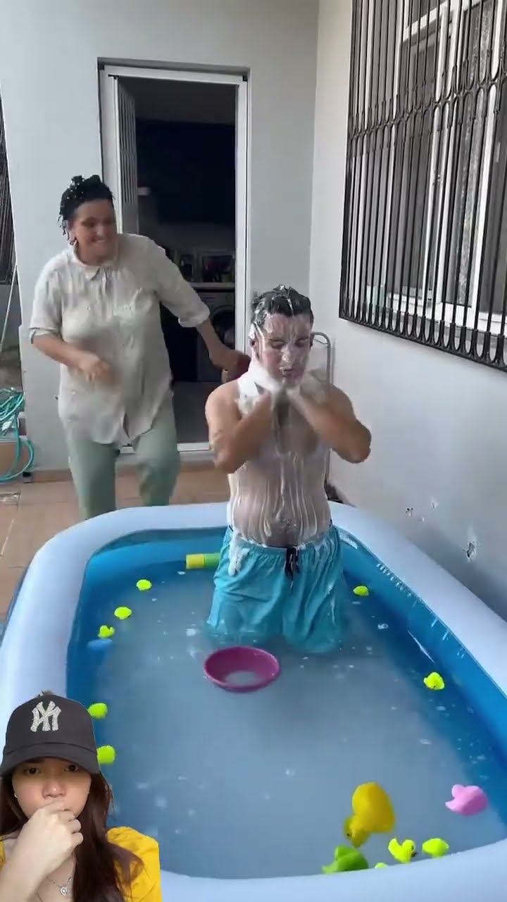 MAIN AIR DI KOLAM SAMBIL CUCI RAMBUT ⁉️?