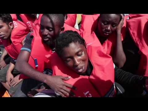Migranti, i soccorsi della missione Croce Rossa e Moas nel Mar Mediterraneo