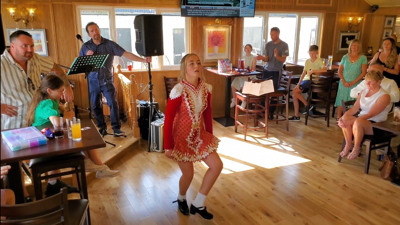 IRISH GIRL Performing a TRADITIONAL Irish DANCE 🇮🇪 