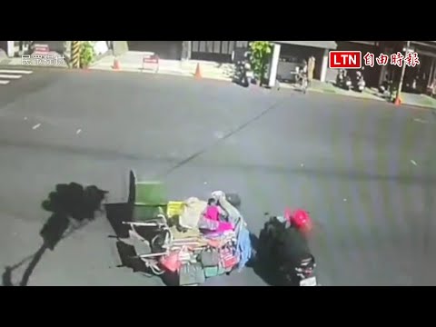 台中殘障輔助車疑闖紅燈 撞斷騎士左腳還失控衝進騎樓(民眾提供)