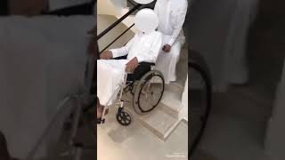 طريقه مريحه جداً لرفع كبار السن على الدرج بكرسي متحرك