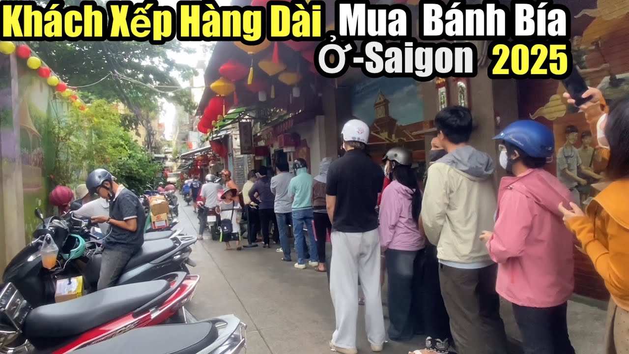 “Khách xếp hàng dài mua Bánh bía nổi tiếng người Hoa (Núp Hẻm),ở Saigon”