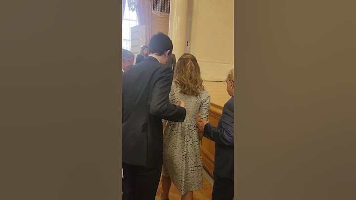 لحظة تهنئة السيدة الأولى أسماء الأسد لابنها حافظ بعد نيله الماجستير بدرجة الشرف