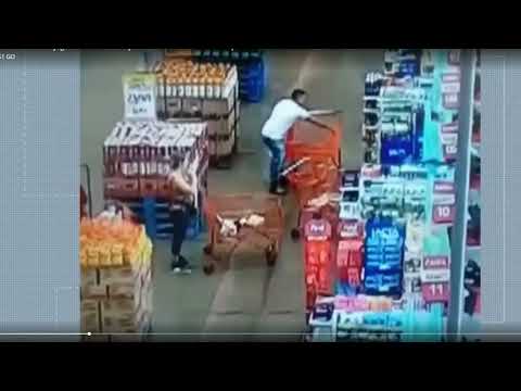 Homem joga carrinho de compras em mulher dentro de supermercado em Goiás vídeo