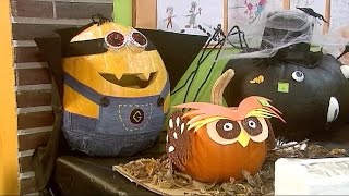Las calabazas toman la entrada del colegio de Arenas de Cabrales