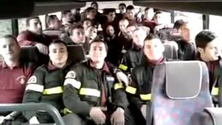 "Il pompiere paura non ne ha": così i Vigili del fuoco si "caricano" prima di un intervento