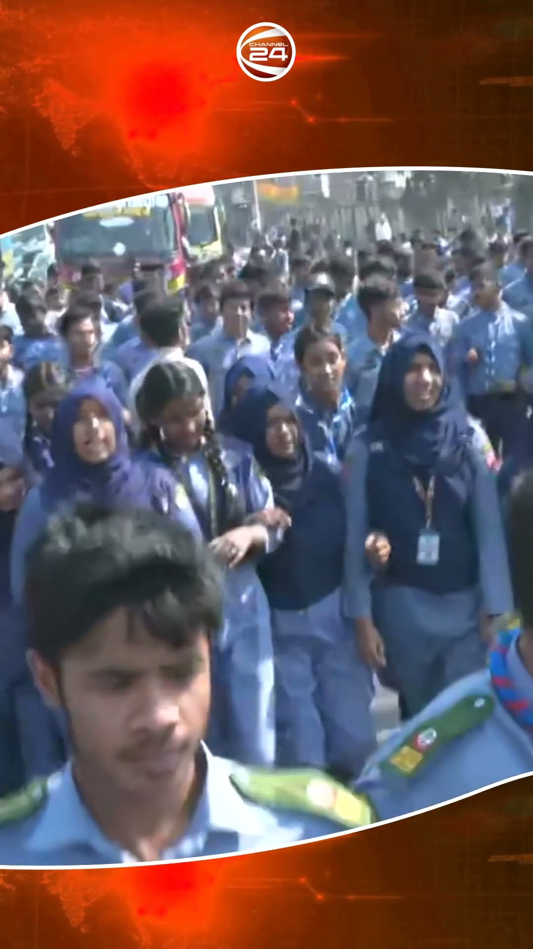 গাজীপুরে ছাত্রদের উপর হামলার প্রতিবাদে চন্দ্রা অবরোধ করেছে শিক্ষার্থীরা #Studentprotest #Gazipur