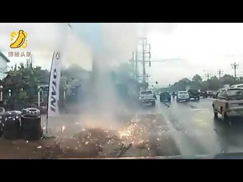 男子路边玩手机遇电缆线爆炸 离死亡只有几厘米