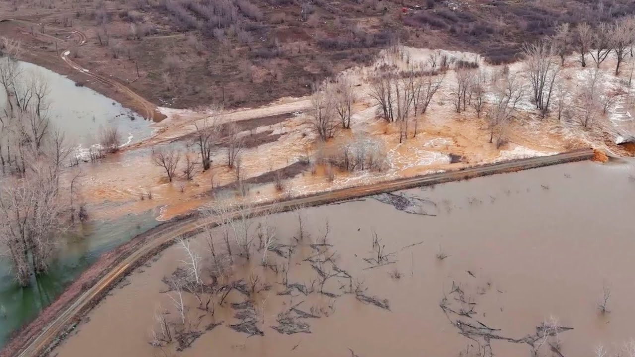 МЧС России наращивает группировки сил для ликвидации наводнения в российских регионах