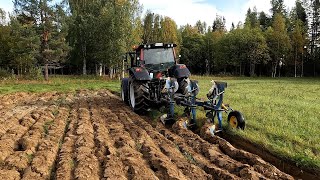 Valtra N123 plowing with an Överum reversible plow - Part 1/2
