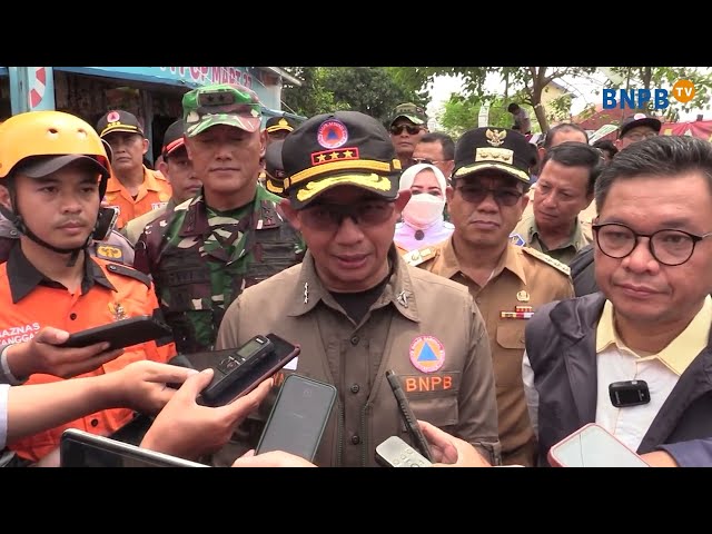 Kepala BNPB Meninjaui Lokasi Terdampak Banjir di Kabupaten Bandung class=